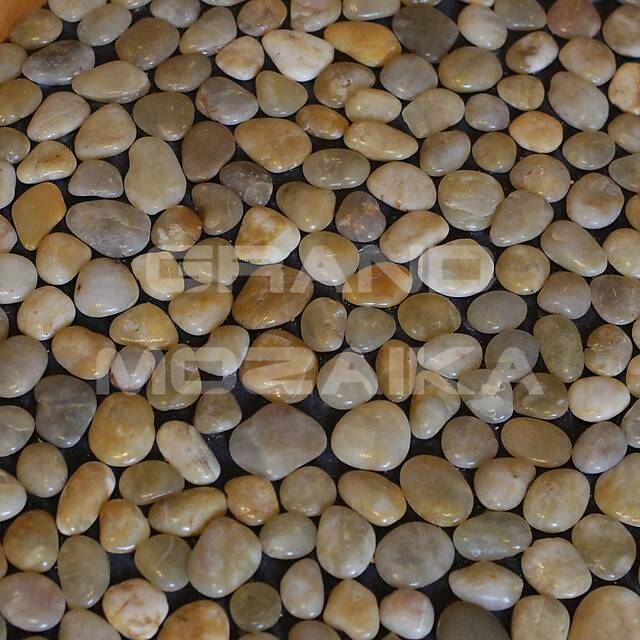 Массажный коврик из полированной гальки 