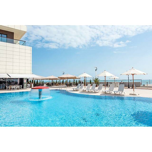 Уличный бассейн и спа-зона в отеле