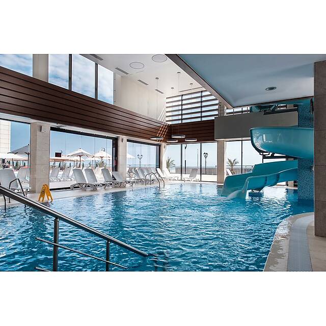 Уличный бассейн и спа-зона в отеле