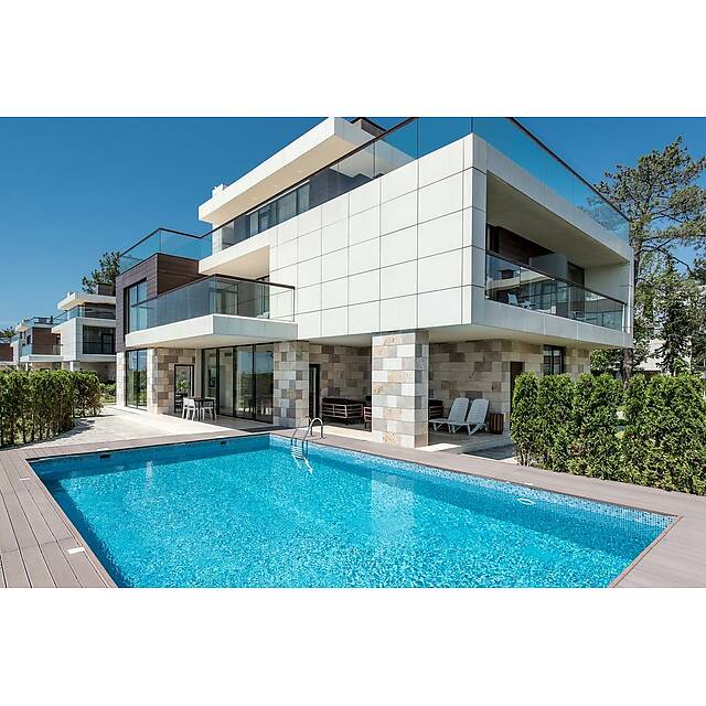 Уличный бассейн и спа-зона в отеле