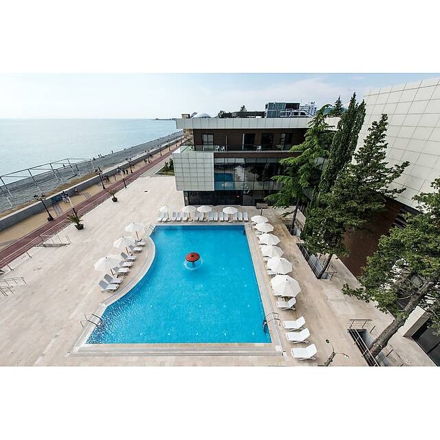 Уличный бассейн и спа-зона в отеле