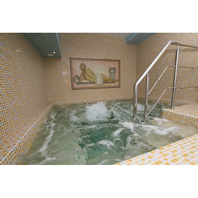 Купель с мозаичным панно 