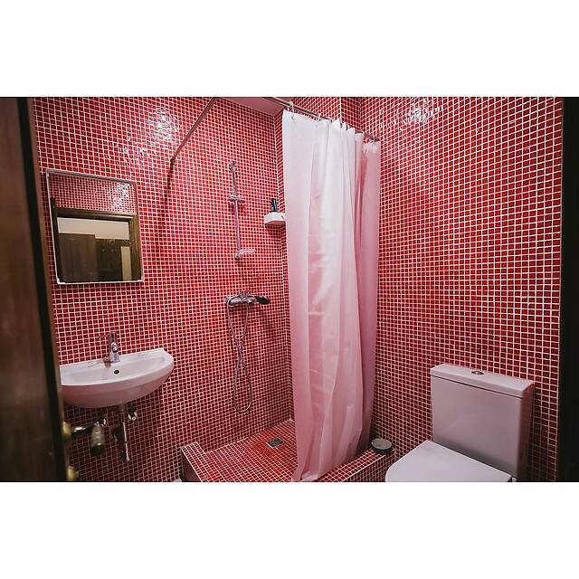 Ванная комната из красной мозаики