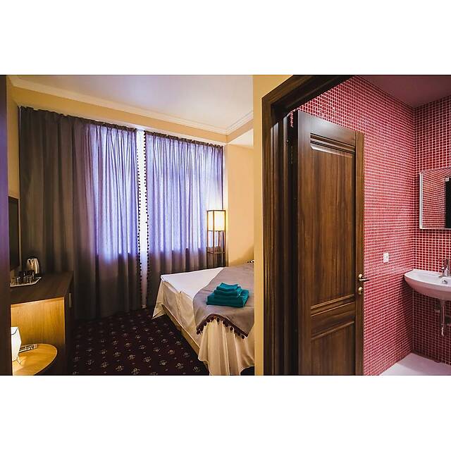 Ванная комната из красной мозаики