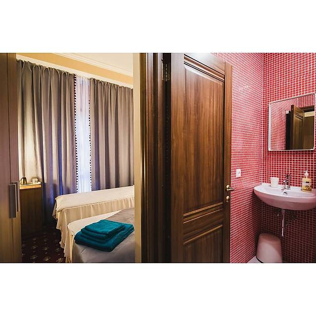 Ванная комната из красной мозаики