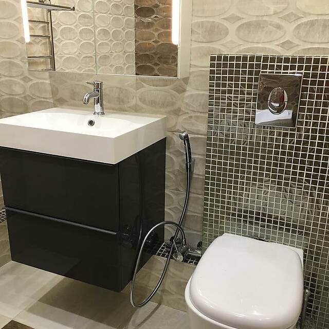 Туалет с черной мозаикой