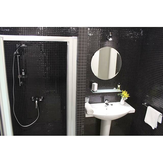 Ванная комната из черной мозаики