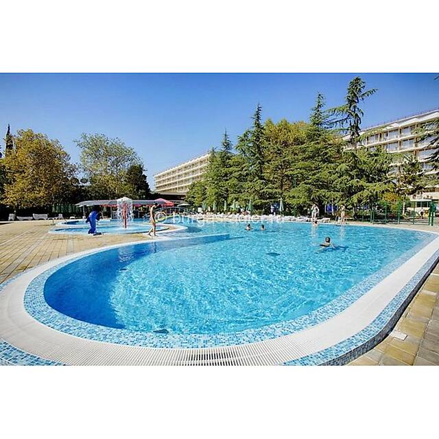 Бассейн с панно ужасное