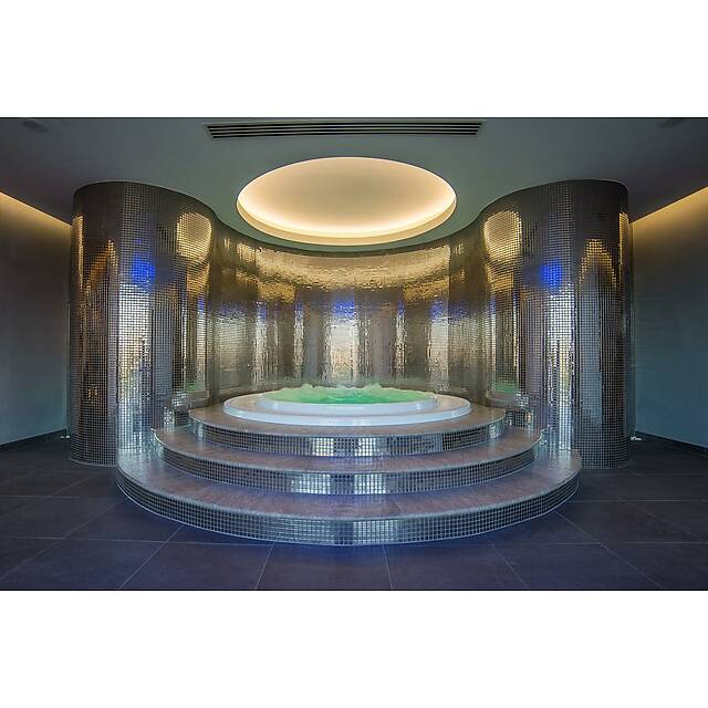 Джакузи из серебряной мозаики