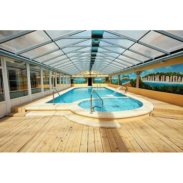 Крытый бассейн в доме отдыха