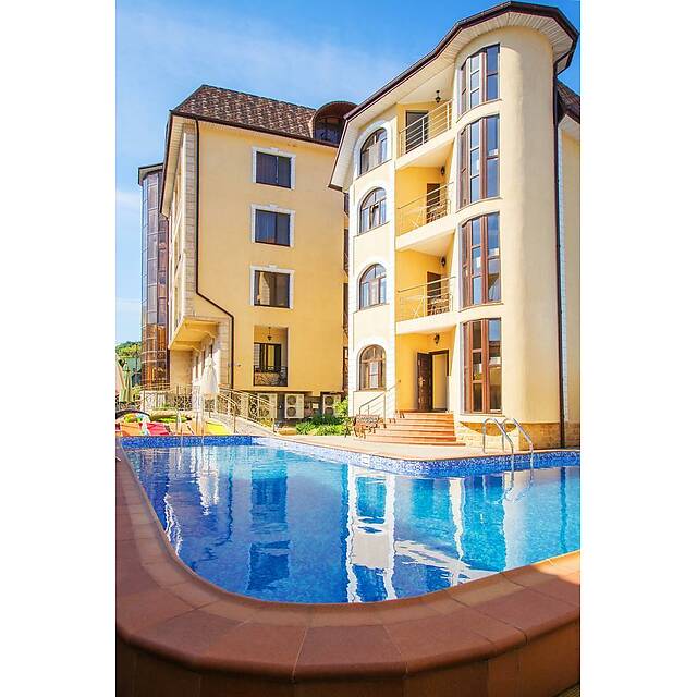 Уличный бассейн гостиница