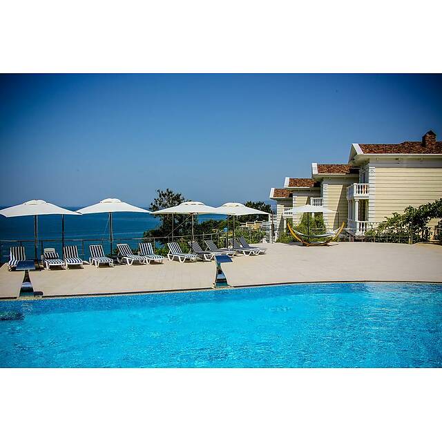 Уличный бассейн отель