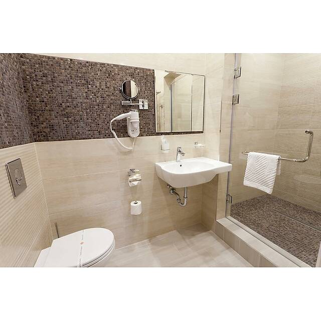 Ванная комната с мраморной мозаикой