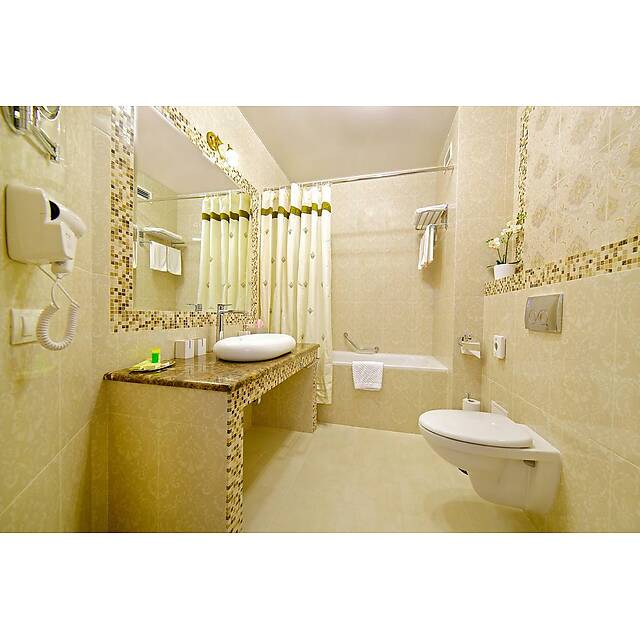 Ванная комната с мраморной мозаикой