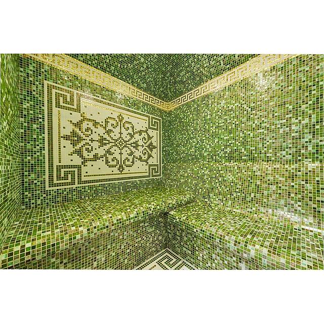 Зеленый хаммам из стеклянной мозаики