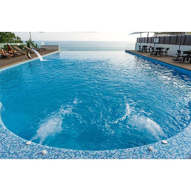 Уличный бассейн гостиница