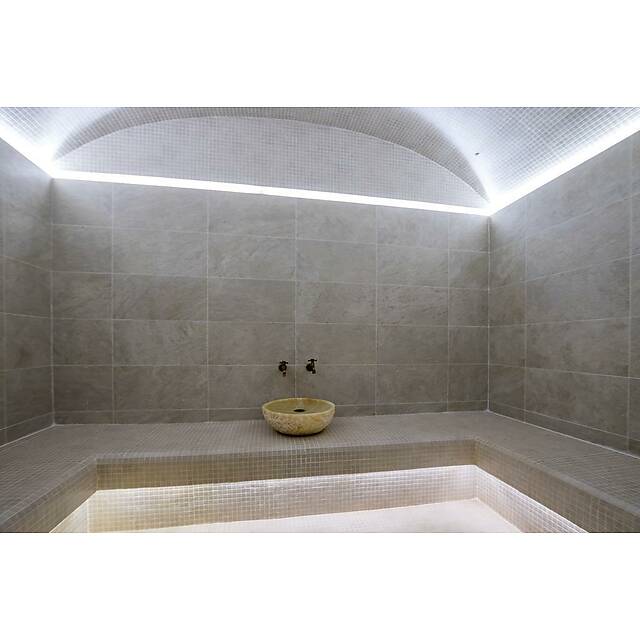 Хаммам из серой мозаики и плитки керамогранит