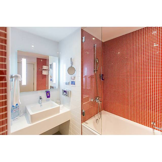 Ванная комната из красной стеклянной мозаики