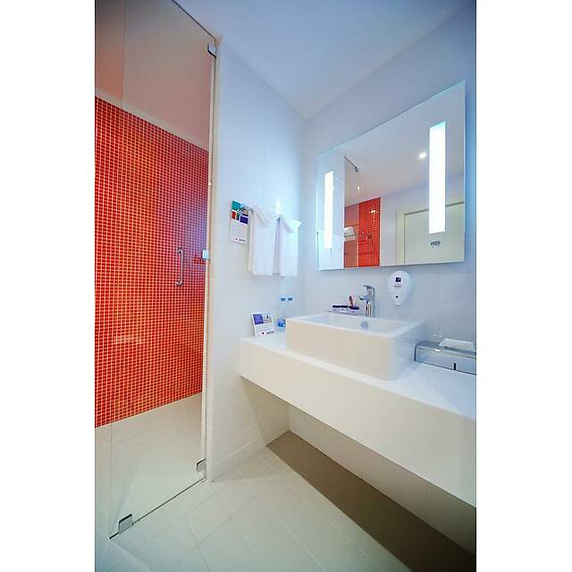 Ванная комната из красной стеклянной мозаики