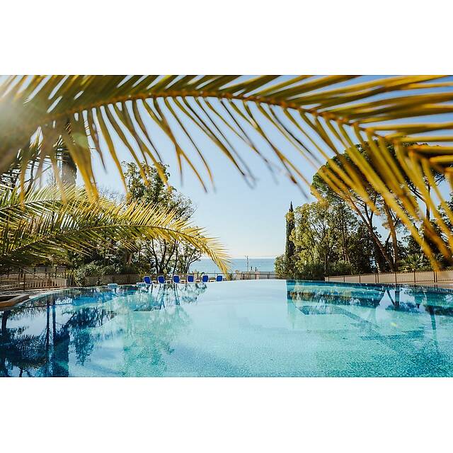 Уличный бассейн отель