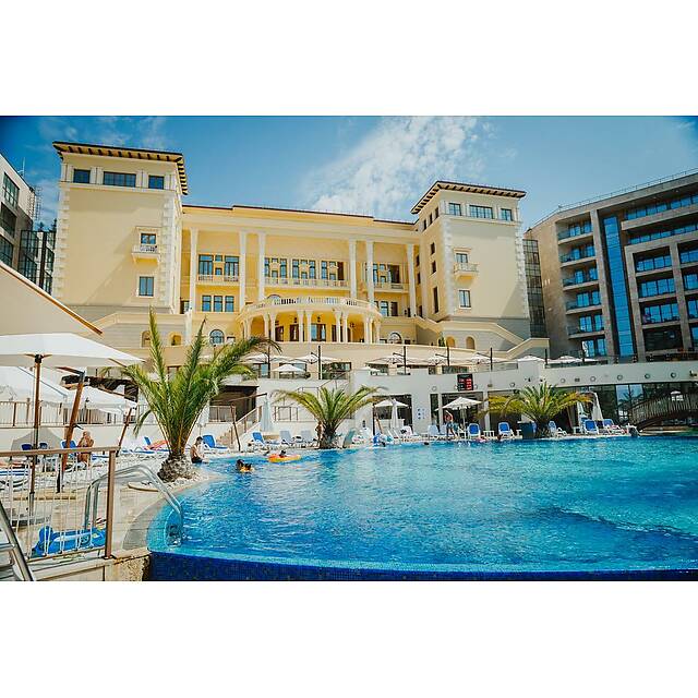 Уличный бассейн отель