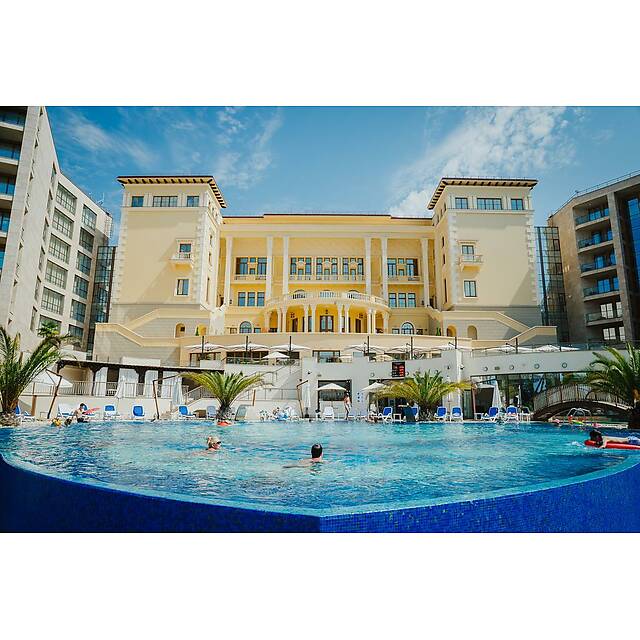 Уличный бассейн отель