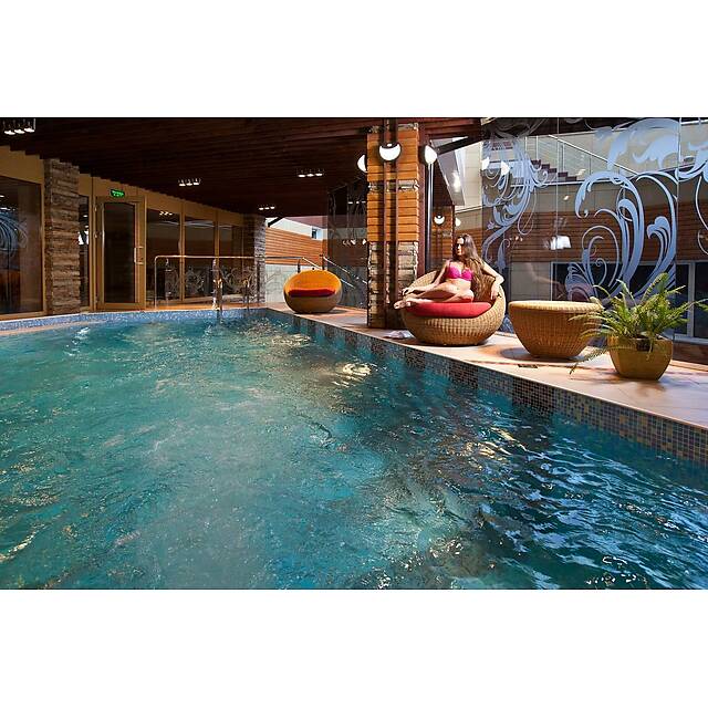 Бассейн и джакузи спа-зона