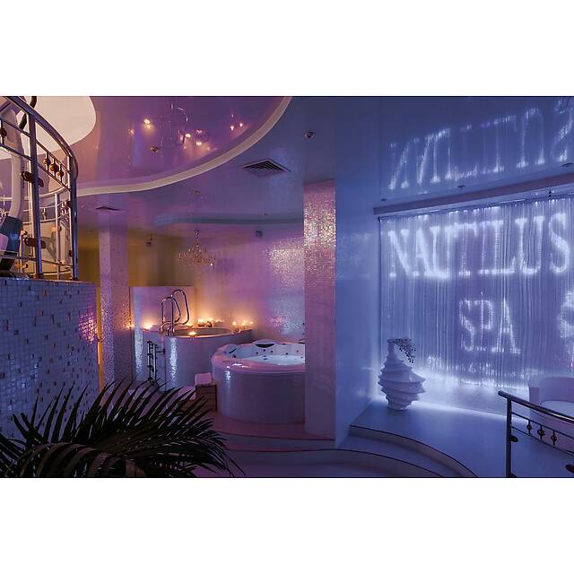 Джакузи из белой мозаики