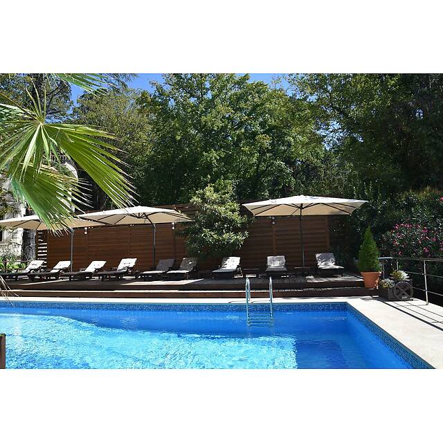 Уличный бассейн гостиница