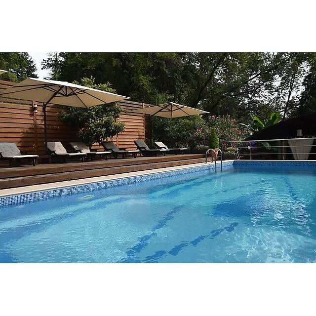 Уличный бассейн гостиница