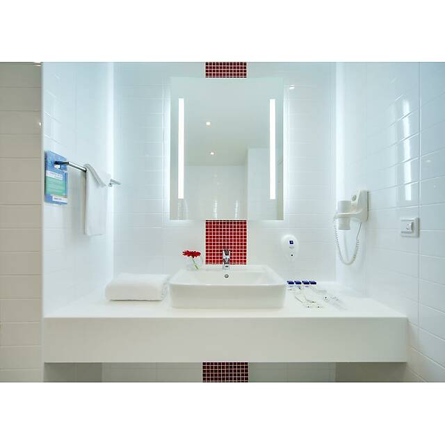 Ванная комната бело-красная