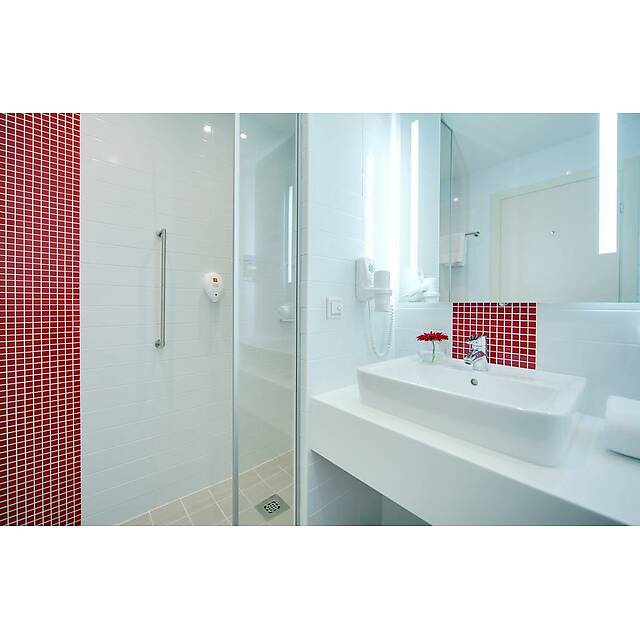 Ванная комната бело-красная