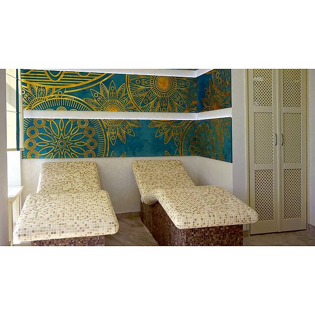 Хаммам из бежевой мозаики и сауна из серой мозаики