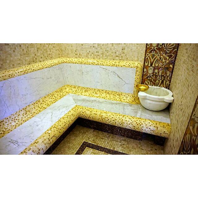 Хаммам из бежевой мозаики и сауна из серой мозаики