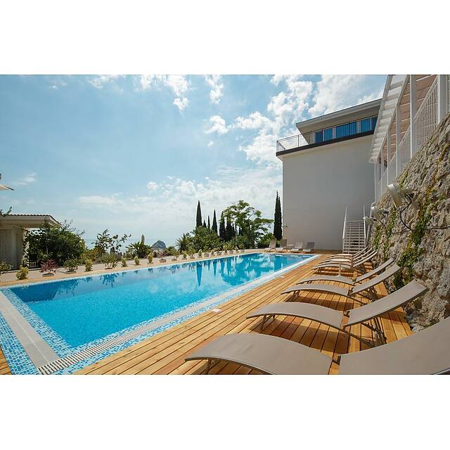 Уличный бассейн гостиница