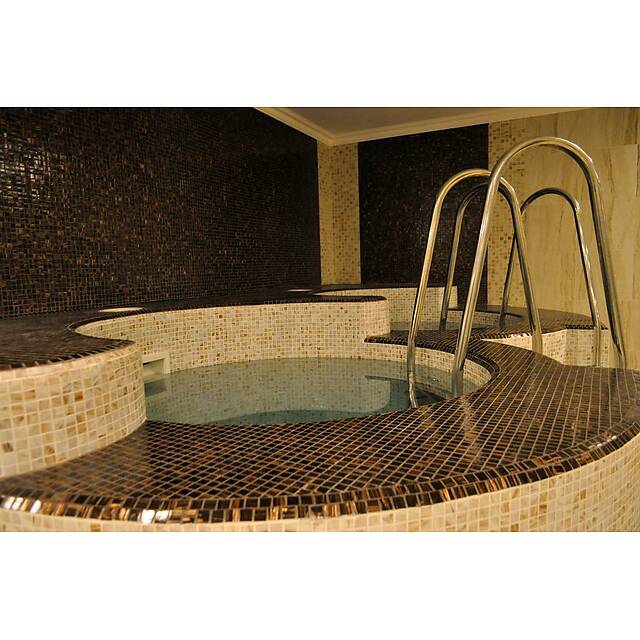 Купель из бежево-коричневой мозаики с авантюрином