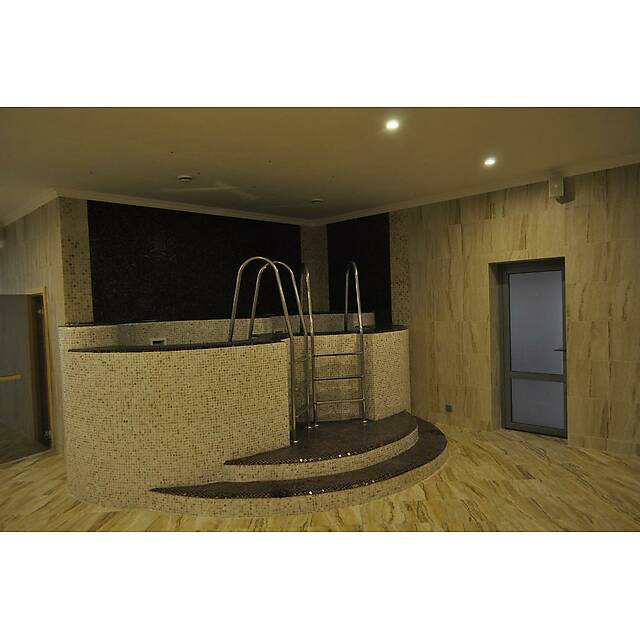 Купель из бежево-коричневой мозаики с авантюрином