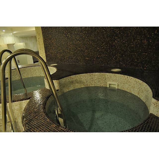 Купель из бежево-коричневой мозаики с авантюрином