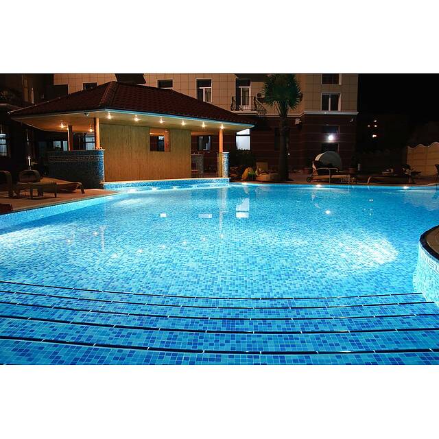 Уличный бассейн гостиница