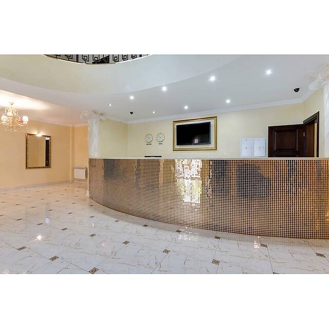 Ресепшен из золотой мозаики