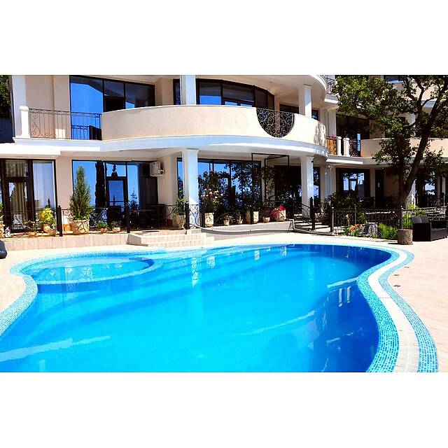 Уличный бассейн отель