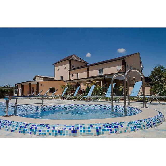 Уличный бассейн с джакузи