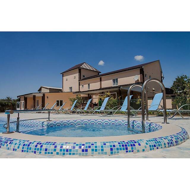 Уличный бассейн с джакузи