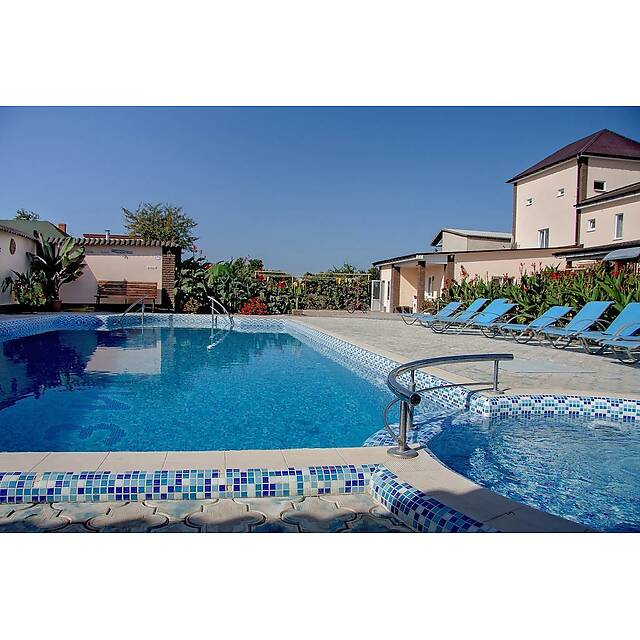 Уличный бассейн с джакузи