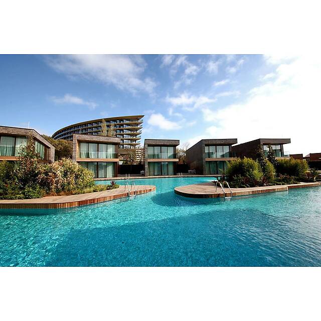 Длинный уличный бассейн отель