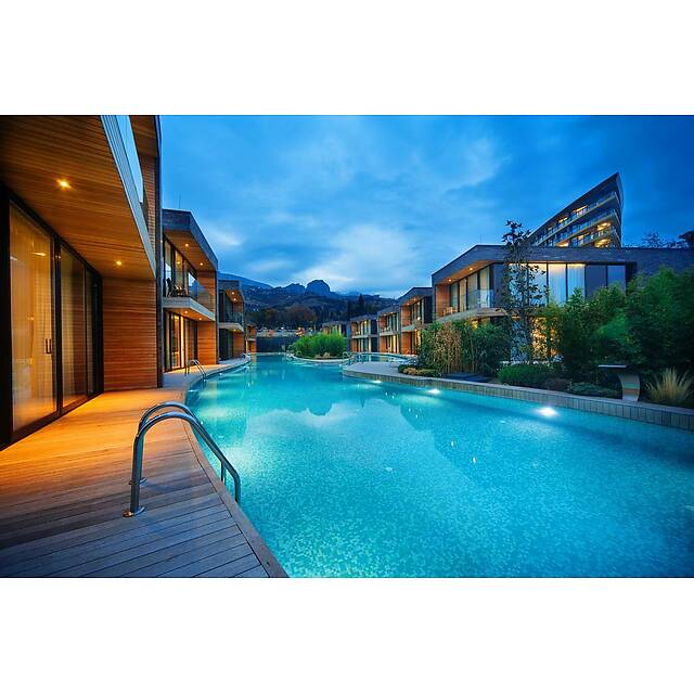 Длинный уличный бассейн отель