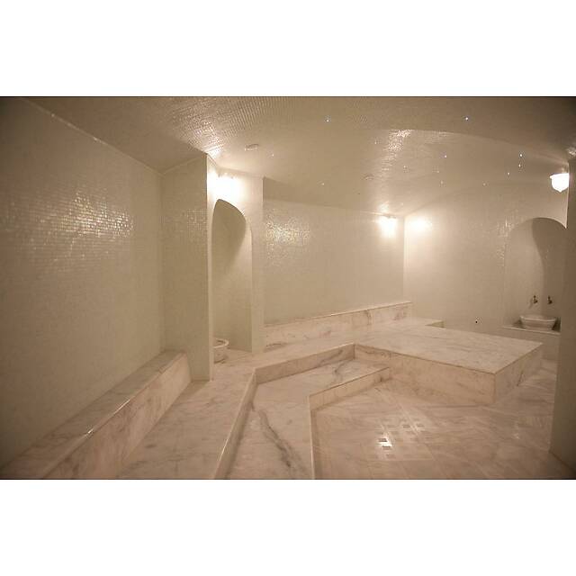 Хаммам из белой стеклянной мозаики