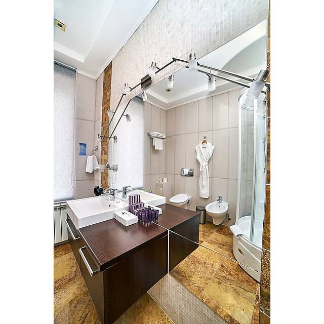 Ванная комната из стеклянной мозаики с авантюрином