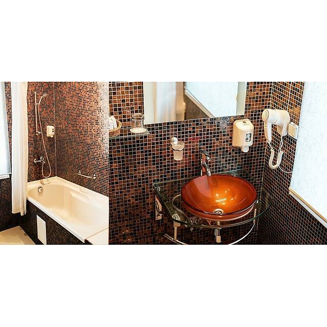 Ванная комната из стеклянной мозаики с авантюрином