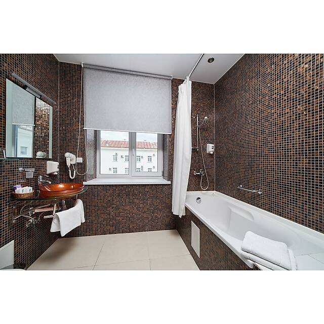 Ванная комната из стеклянной мозаики с авантюрином